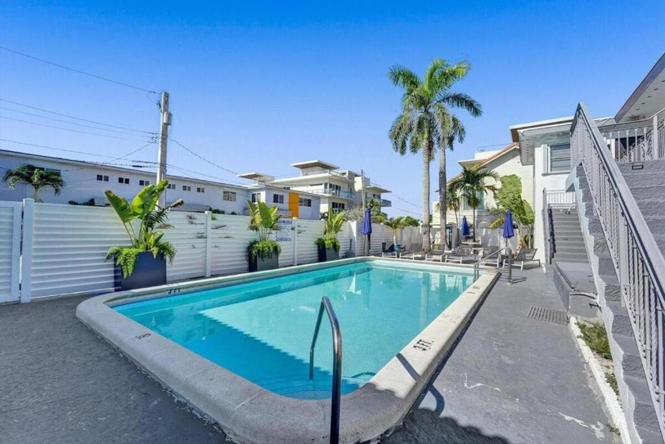 Waves On Desoto Studio With Pool # 3 Apartment Hollywood Exterior photo