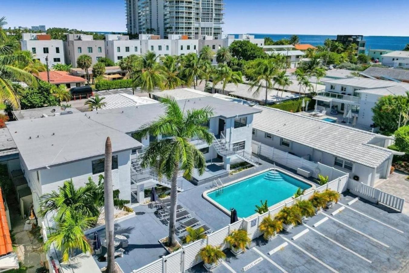 Waves On Desoto Studio With Pool # 3 Apartment Hollywood Exterior photo